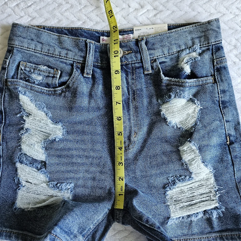 SO High-Rise Distressed Mom Shorts Size 5 - Picture 11 of 13